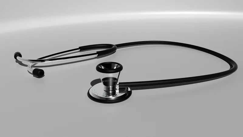Cardiolog consultând un pacient